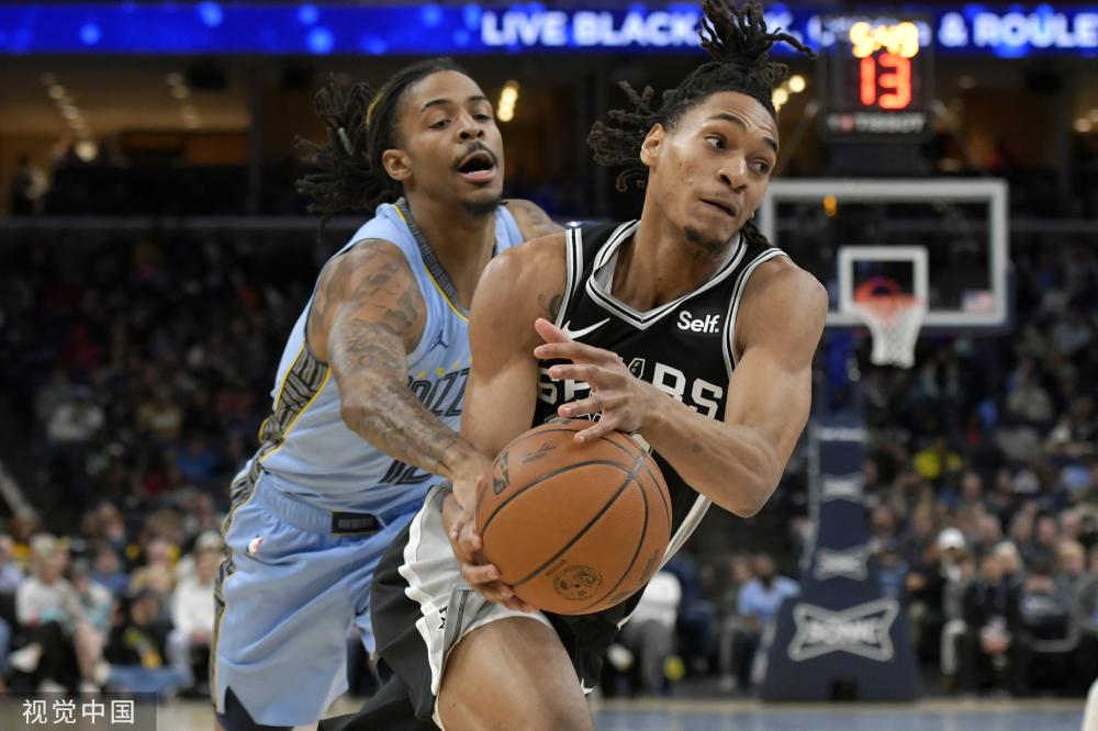 她具备通过 她具备通过